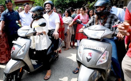 ରାଜସ୍ଥାନରେ ମେଧାବୀ ଛାତ୍ରୀଙ୍କୁ ସ୍କୁଟି ବାଣ୍ଟିଲେ ରାହୁଲ, ସ୍କୁଟି ପଛରେ ବସିଥିବା ଫଟୋ ଭାଇରାଲ 