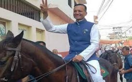 ଘୋଡ଼ାରେ ଚଢ଼ି ମତଦାନ କରିବାକୁ ପହଞ୍ଚି‌ଲେ ବିଜେପି ସାଂସଦ