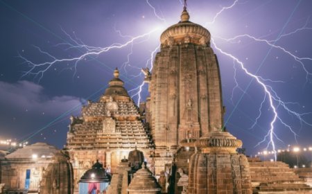 ବଜ୍ରପାତରେ ଲିଙ୍ଗରାଜ ମନ୍ଦିରର ପତାକା ପୋଡ଼ିଗଲା