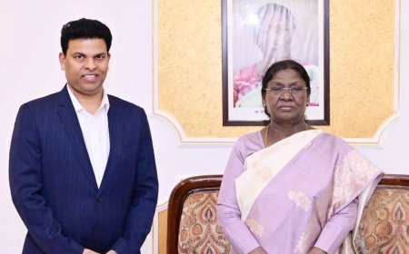 ରାଷ୍ଟ୍ରପତି ଦ୍ରୌପଦୀ ମୁର୍ମୁଙ୍କ ସହ ଓଡିଶାର ସର୍ଜନ ଡ଼ା. ପ୍ରଦୀପ କୁମାର ସେଠୀଙ୍କ ଶିଷ୍ଟାଚାର ଭେଟ।