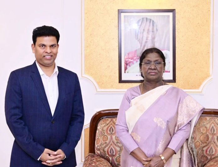 ରାଷ୍ଟ୍ରପତି ଦ୍ରୌପଦୀ ମୁର୍ମୁଙ୍କ ସହ ଓଡିଶାର ସର୍ଜନ ଡ଼ା. ପ୍ରଦୀପ କୁମାର ସେଠୀଙ୍କ ଶିଷ୍ଟାଚାର ଭେଟ।